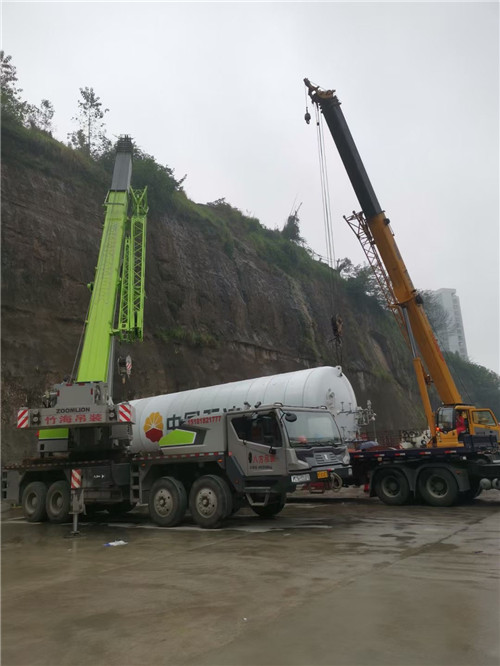 滑县“不怕风雨冻”—— 吊车的 “恶劣环境适应” 技术